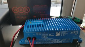 Заряд Lithium аккумулятора на АЗУ Victron Energy 12/ 7 A( iP 67 )