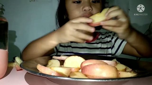 Eat apple a day keeps doctor away | apple mukbang.. #EATWITHNATHALIA смотреть онлайн