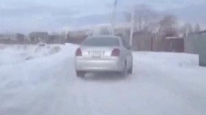 В Забайкалье девушка без прав устроила гонки с ДПС на чужой машине: видео