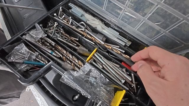 Инструменты мастера по замкам работающего на прокатном автомобиле смотреть онлайн