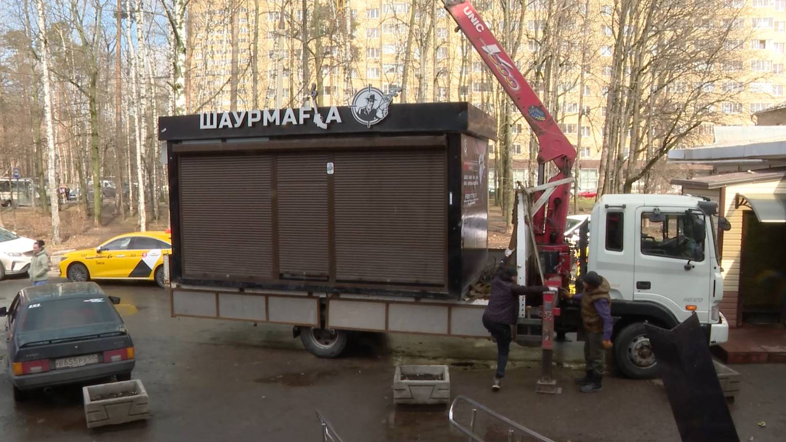 Не на своём месте: нелегально установленный павильон общепита переехал