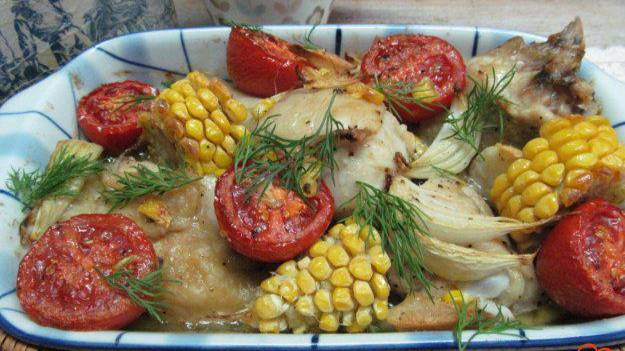 Запеченная курица с кукурузой и помидором