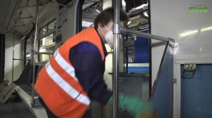 В Самаре проводят очистку вагонов метро