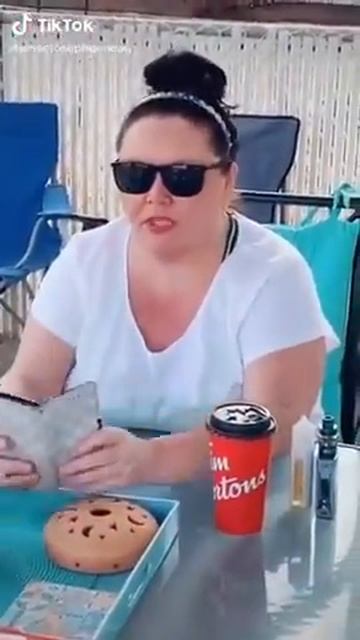 What's the difference between a LIGHTBULB and a PREGNANT WOMAN смотреть онлайн