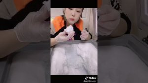 кореянка грызёт глыбы наледи и ест снег горстями в своей морозильной камере!