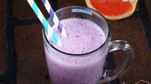 Кисломолочный коктейль с голубикой и грейпфрутом