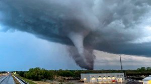Мощный торнадо разрушил дома, повалил линии электропередачи и вырвал деревья с корнем в Арканзасе
