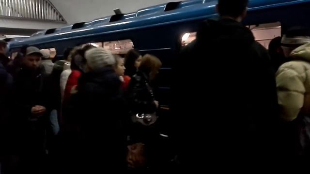 Люди заходят из станции Крещатик смотреть онлайн