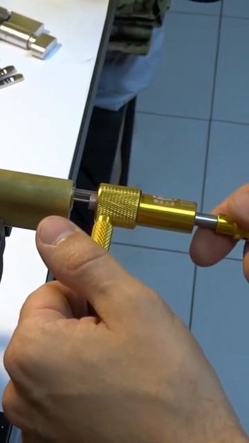 отмычка для китайского ходового профиля замков. сайт: http://medvejatnik.kiev.ua смотреть онлайн