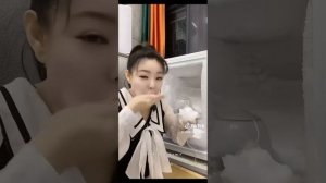 кореянка грызёт сосульки и ест снег из своей морозильной камеры!