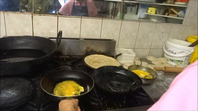 Buying the cheapest Channa/Chole Paratha Wrap in London & the UK for £1.00 - Indian Street Food. смотреть онлайн