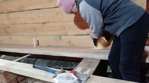 Укладываю полы старым дедовским способом)