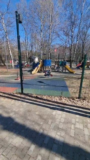 В Кузьминском парке (музей-заповедник Кузьминки-Люблино) есть несколько детских площадок