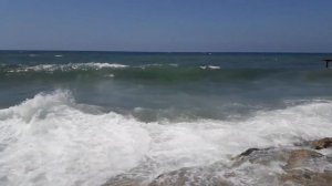 Средиземное море - обзор с пляжа в Конаклы, Турция, 2019