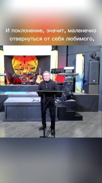 В центре поклонения стоит ... смотреть онлайн