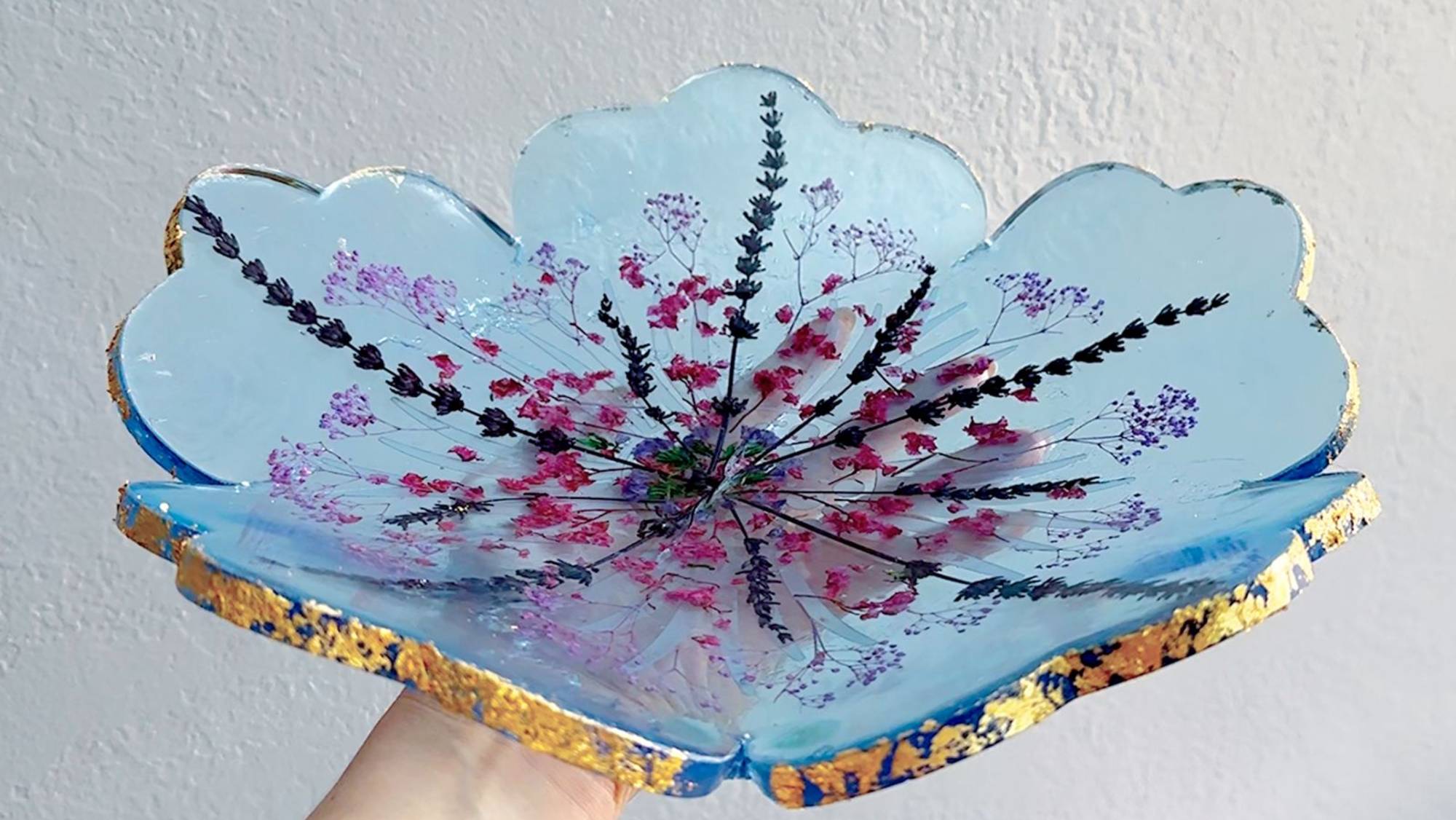 Блюдо из эпоксидной смолы и цветов для сервировки стола. смотреть онлайн