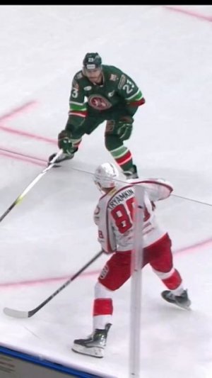 ОН ИГРАЕТ НЕ ТОЛЬКО КЛЮШКОЙ 🏒 #КХЛ