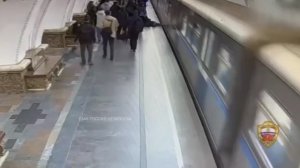 В московском метро девушка толкнула мужчину на прибывающий поезд.Пострадавший сломал ногу.