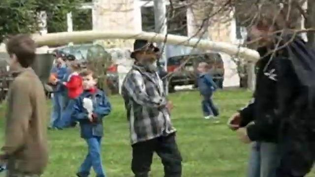 9 мая 2006. Человек с ведрами