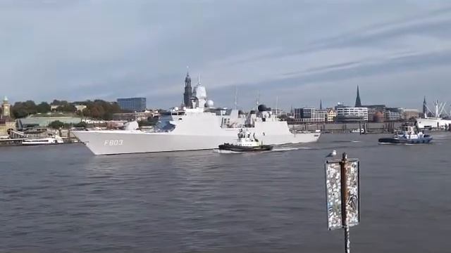 HNLMS Tromp verlässt HH смотреть онлайн