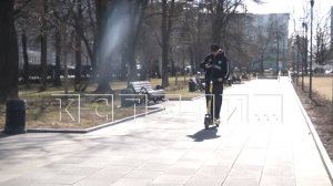 Те, кто должен следить за исполнением запрета на передвижение самокатов в центре, сами его нарушают