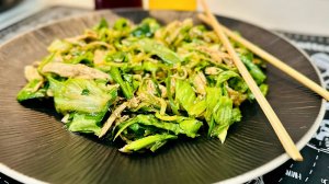🥬Весенний салат "Витаминная бомба" . Из отварной грудки , свежих огурцов и весенней зелени.