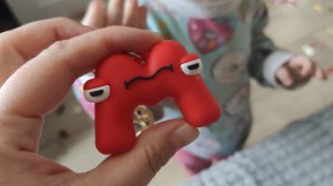 дети играют с брелкой буква М алфавит лор, алфавит лора, alphabet lore детский брелок