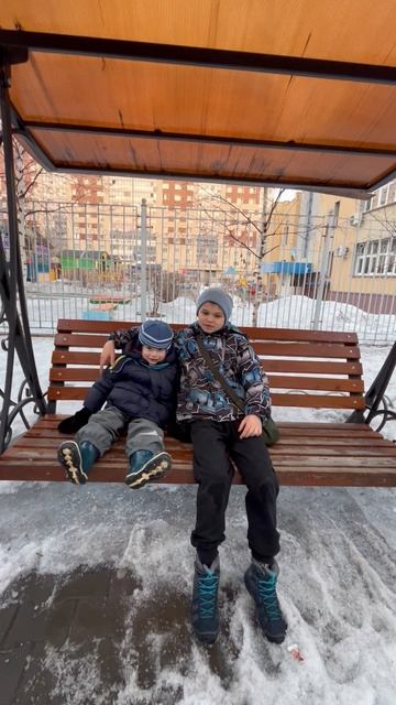 Володя с Саше качаются  на качеле во дворе. Володе 3,5 года