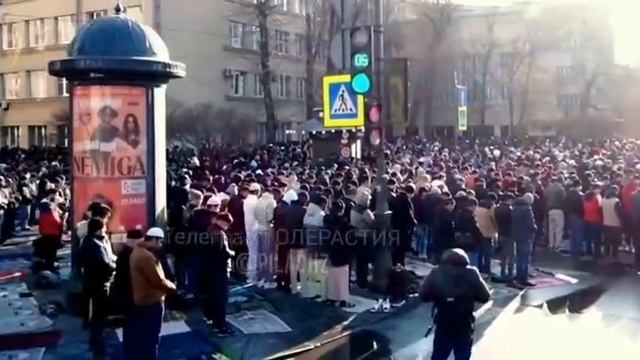 "Люди ходят и шарахаются..."  Вчера прошёл мусульманский праздник Ураза-Байрам. Показываем обстановк