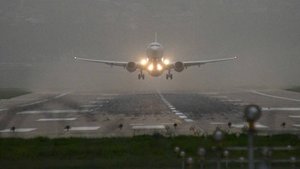 Девять самолетов ушли на запасные аэродромы из-за тумана в Сочи