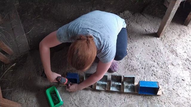 Решаю проблему с кормушкой для кроликов.