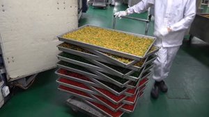 Процесс массового производства сладостей с помощью сверхбольшой фритюрницы. Корейская пищевая фабрик