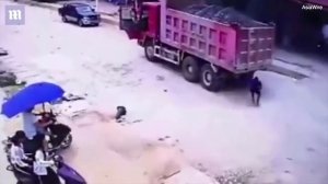 Грузовик наехал на ребенка в Китае