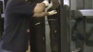 Взлом двери ДПЗ методом отжима.mpg