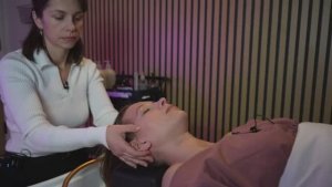 Массаж корней волос девушке(стимулирование роста волос)