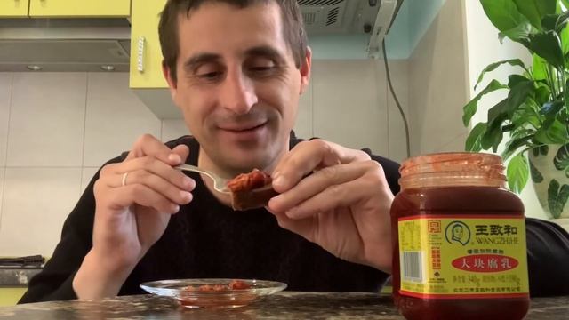 Большие куски гниющего молока