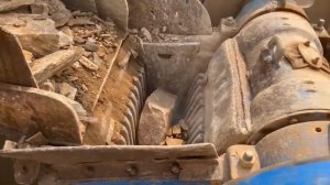 Строительство, дробление щебёнки