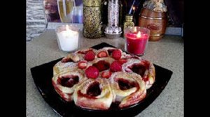 ПИРОГ С КЛУБНИКОЙ И ШОКОЛАДОМ! Быстрый пирог из слоёного теста.
