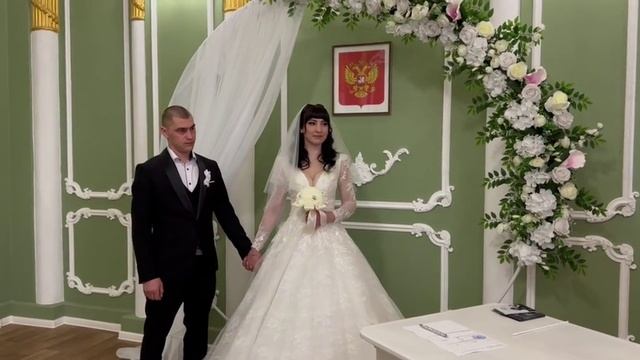 В Васильевке зарегистрировали брак красивой молодой пары. смотреть онлайн