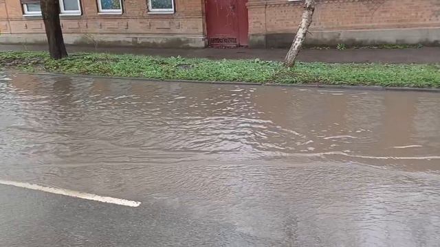 НА УЛИЦЕ ШЕВЧЕНКО НЕТУ ЛИВНЕВОК В РАЙОН ОКОЛО НИКОЛЬСКОГО ХРАМА. смотреть онлайн