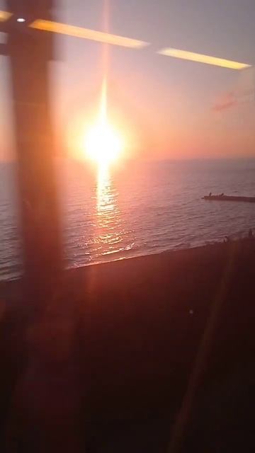 Подъезжая к Сочи. Закат на Черном море. Путешествие на поезде через Краснодарский край смотреть онлайн