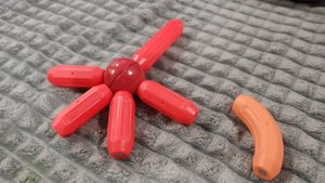 пытаемся собрать красного спрунки из магнитного конструктора, детские развивающие игры, спрунки