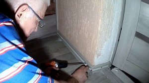 Монтаж угла плинтуса: переход через порожек.