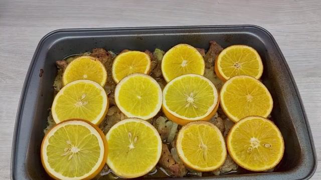 Сочное, ароматное мясо с апельсинами и картофель, запеченный в духовке_