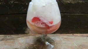 Шампанское с клубникой и мороженым