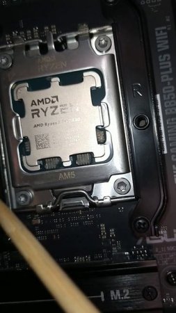 У новых процессоров Ryzen 7 7800X3D выпущенных в 2025 и конце 2024 меньше SMD компонентов чем раньше