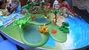 Плеймобил или ЛЕГО? Джордж играет в Playmibil в большом торговом центре Playmobil for children