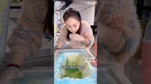 кореянка горстями ест снег из морозилки!