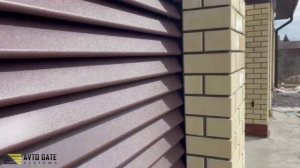 Откатные ворота и калитка с заполнением жалюзи