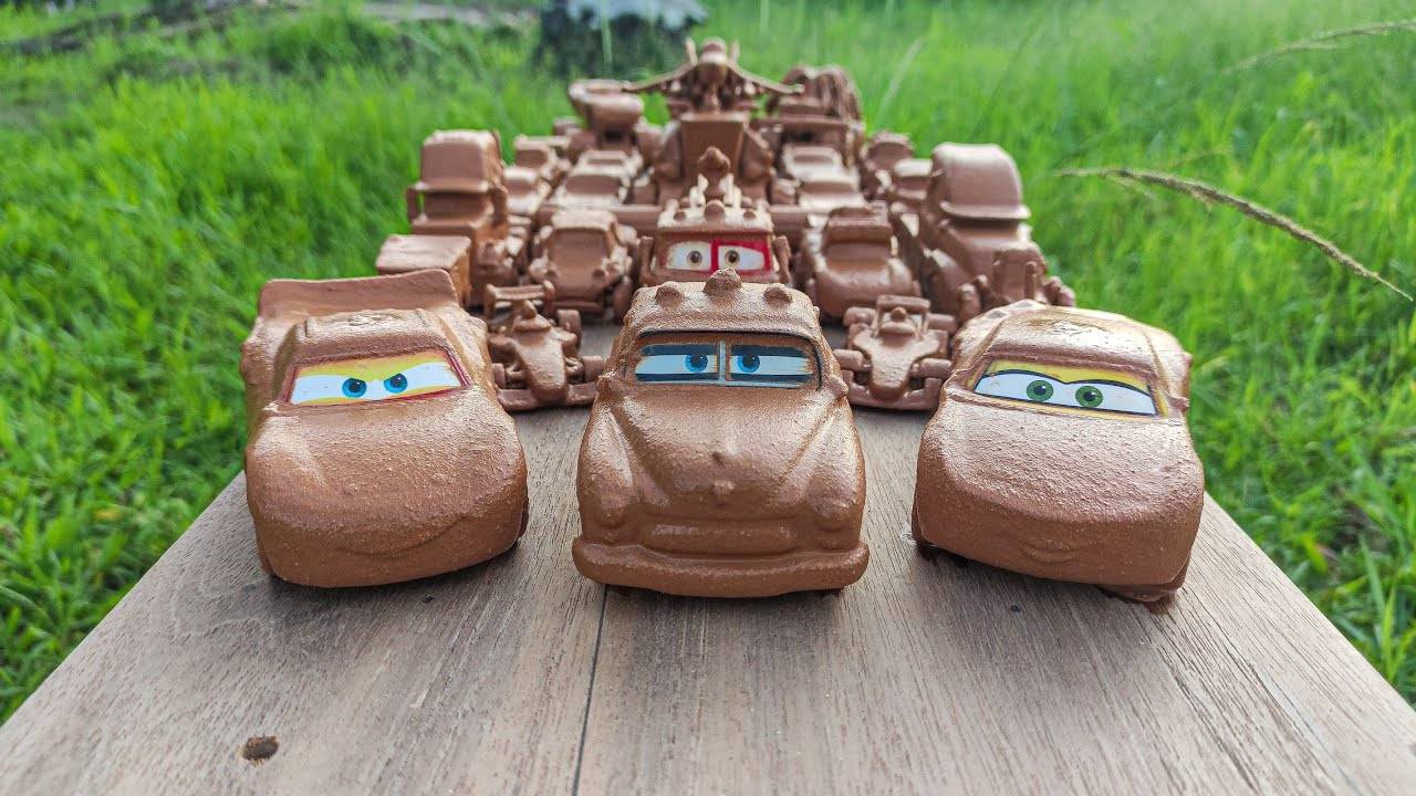 МУЛЬТИКИ ПРО МАШИНКИ Маленькие машинки нашли секретное грязевое озеро